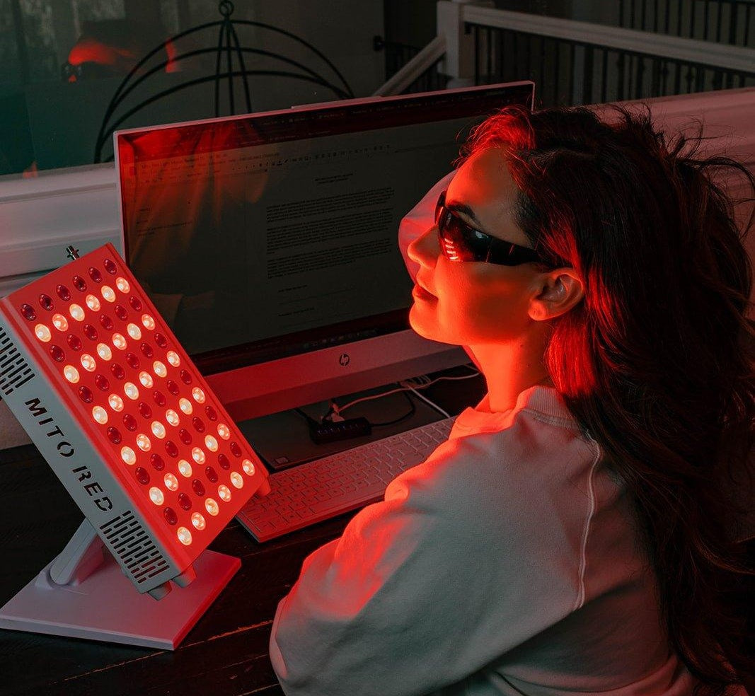 Red Light Therapy: Complete Guide to Benefits, Risks & Devices